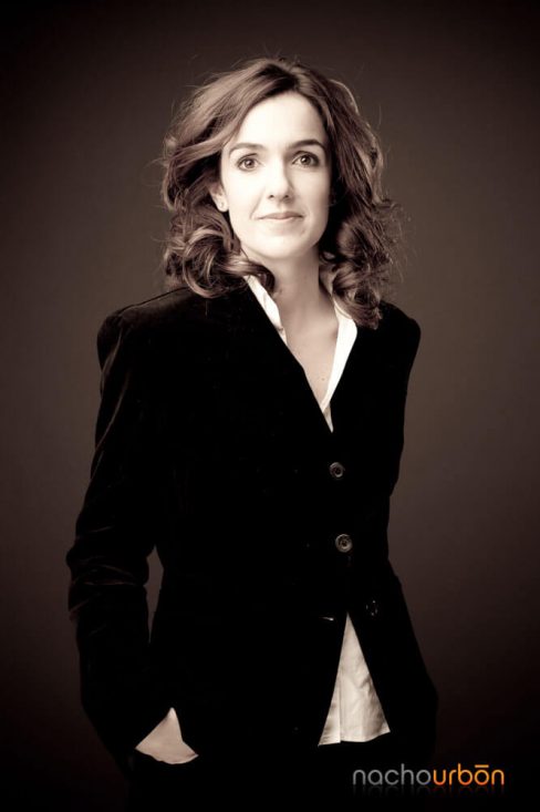 Retrato mujer fotografo corporativo woman in a black jacket