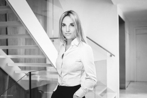 Fotografo experto a woman standing next to a glass railing